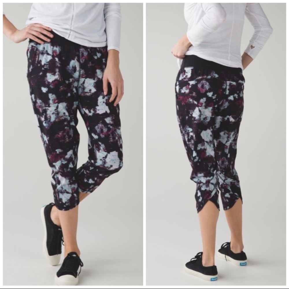 Lululemon Tranquil Crop in Kara Blossom Multi Black Size 4 Athletic Bottoms